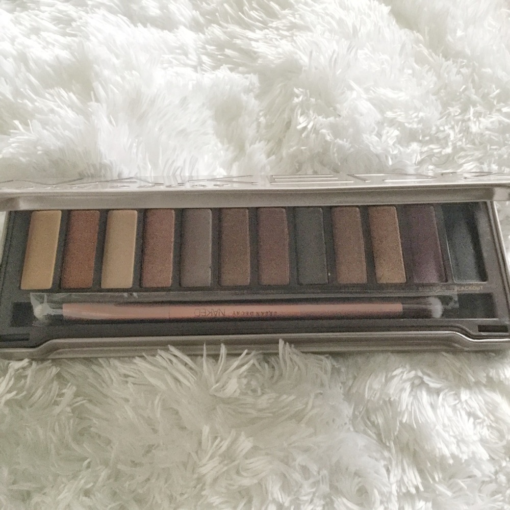 HOST PICK Urban Decay Naked2 Palette NIB - Picture 2 of 4